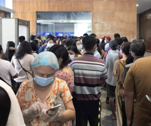 Ngân hàng lỗi cho khách hàng rút tiền thoải mái, người dân ồ ạt xếp hàng dài rút cả chục tỷ