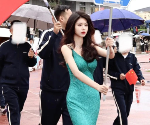Nữ sinh cầm bảng và visual 'kinh diễm' lên hot search: 19 tuổi của người ta và 19 tuổi của tôi sao khác nhau thế?