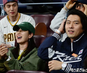 Cùng tới SVĐ hẹn hò, Song Joong Ki và vợ Tây bị soi thái độ 'một trời một vực' so với BinJin và Ji Sung - Lee Bo Young