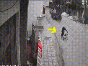 Cụ bà lưng còng bị máy xúc cán trực diện, đoạn camera 40 giây ghi lại khoảnh khắc va chạm thương tâm