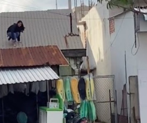 'Nữ quái' nhờ chuyển khoản gần 300 triệu đồng rồi tẩu thoát bằng cách leo qua mái nhà