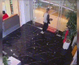 Clip: Người đàn ông trượt ngã hai lần liên tiếp trên cùng một chỗ