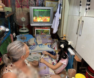 Bố mẹ có gia đình mới, bà ngoại nuốt nước mắt đón cháu gái về sống trong căn nhà 2m2