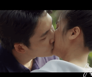 Nụ hôn gây sốt của Đình Tú và Anh Đào