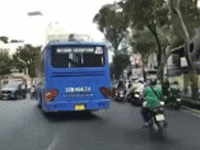 Xe buýt 'đánh võng' giữa giao lộ trung tâm TP.HCM, người đi đường thót tim
