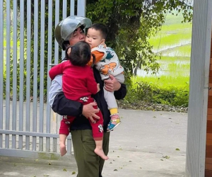 Đưa con về quê thăm ông bà, khoảnh khắc tạm biệt của các cháu và ông ngoại khiến mẹ bỉm rưng rưng