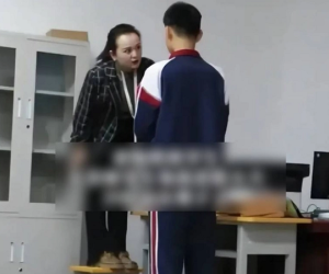 Nam sinh bị cô giáo mắng nhưng cả lớp không nhịn nổi cười: Nhìn thứ cô giáo đang giẫm lên, khó lòng nghiêm túc nổi!