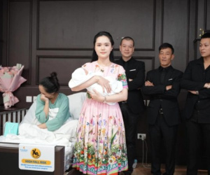Vợ Duy Mạnh lên đồ như 'tổng tài', mang theo vệ sĩ vào thăm chị gái mới sinh con, khiến mẹ bỉm cười suýt bục vết mổ