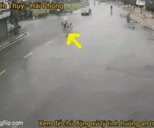 Cú phanh gấp dúi dụi khiến người phụ nữ đi xe đạp rơi vào thảm kịch, clip 33 giây gây tranh cãi