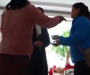 Hai con gái đuổi mẹ ra khỏi nhà không cho bà hưởng tài sản của cha quá cố: 'Thân phận trước kia của bà ấy không phải bình thường!'