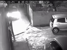 Xót xa đoạn video ghi lại cảnh tượng xe taxi bất cẩn lăn vào người cháu bé đang chơi trước cổng