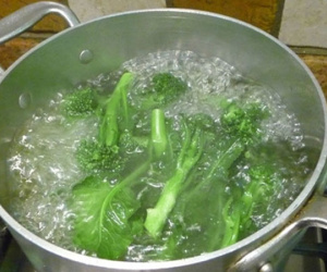 Nấu rau ăn mà quên làm 1 việc, người đàn ông phải chạy thận suốt đời