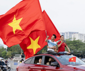Cổ động viên khuấy động SVĐ Mỹ Đình trước trận đấu Việt Nam và Indonesia