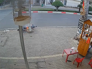 Xe máy đang đi thì bốc cháy, tài xế may mắn được người dân giúp đỡ sau pha cứu hỏa sai lầm