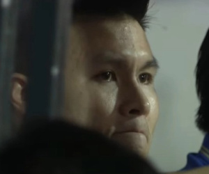 Thương Quang Hải, mắt rưng rưng như muốn khóc, rồi lại vò đầu bứt tai vì bị HLV Troussier coi là người thừa ở trận Việt Nam vs Indonesia