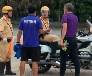 HLV Troussier có hành động bất ngờ với cảnh sát dẫn đoàn
