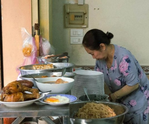 Tiệm cơm tấm lâu đời ở TPHCM mỗi năm chỉ bán 6 tháng, nổi tiếng với món chả cua công thức riêng