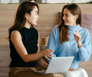 Cú lật mặt của chị đồng nghiệp thân thiết khiến tôi xây xẩm mặt mày