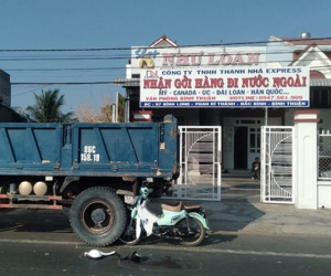 2 nữ sinh tông vào đuôi xe tải khi đang đến trường