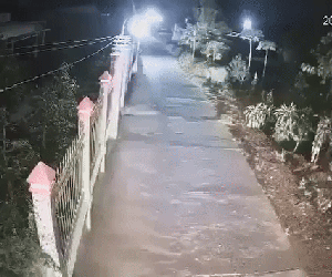 Ô tô lao như tên bắn, húc văng 2 thanh niên nghi trộm chó lên tường rào: Hiện trường khiếp đảm