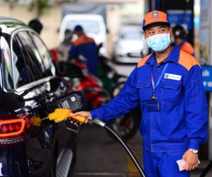 Giá xăng tiếp tục tăng mạnh