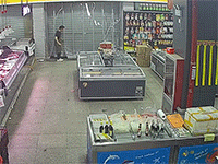 Nhân viên siêu thị 'đánh vật' với gió lốc để đóng cửa khiến dân mạng vừa thương vừa buồn cười