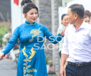 Mẹ chú rể Quang Hải vui như Tết trước giờ đi đón con dâu, chụp ảnh tạo nhiều dáng 'khó đỡ'!