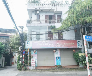 Ngôi nhà của thiếu niên đánh nam sinh lớp 8 chết não bị người dân quá khích ném gạch và chất bẩn
