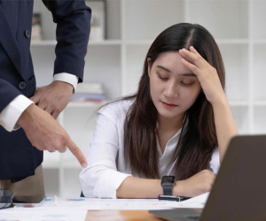 Bị cô lập vì tham mưu trái ý, ngày chuyển việc sếp nhắc 'có tiền có tất cả'