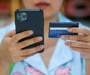 'Chóng mặt' với lãi, phí thẻ