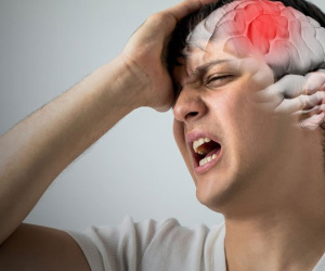 Chỉ đỏ mắt, ù tai, nam bệnh nhân đột ngột xuất huyết não, hôn mê