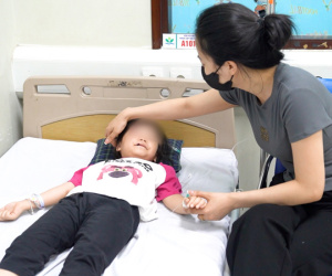 Sức khoẻ của bé gái 5 tuổi bị chó dữ tấn công khi đang chơi trên vỉa hè ra sao?
