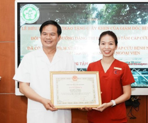 Điều dưỡng cấp cứu du khách tại nhà hàng bất ngờ khi được nhận giấy khen