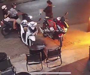 Công an thông tin vụ nữ nhân viên quán cà phê ôm mặt cầu cứu sau khi bị tạt ly trà sữa pha ớt