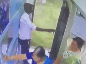 Tên cướp liều lĩnh nhảy khỏi đoàn tàu đang chạy sau khi giật được sợi dây chuyền