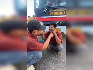 Dân mạng 'dựng tóc gáy' với hình ảnh hai người đàn ông dùng kìm tự nhổ răng cho nhau