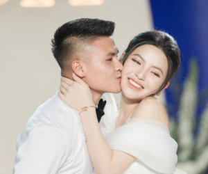 Ảnh nét căng Quang Hải thơm má Chu Thanh Huyền, khom lưng xỏ giày cho vợ rồi bất ngờ tỏ tình 'anh yêu em' khép lại đám cưới