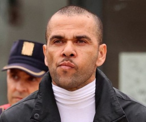 Ra tù, ngôi sao Dani Alves tiệc tùng thâu đêm