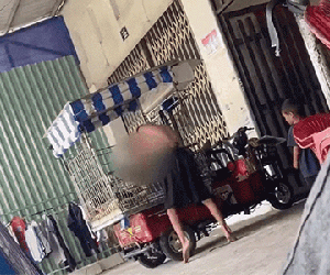 Phẫn nộ clip bé trai bị nhốt vào 'lồng' trên xe ba gác và bạo hành dã man