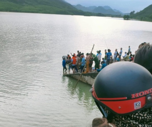 Hàng trăm người xuyên đêm tìm kiếm bé trai mất tích dưới đập nước