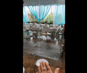 Cận cảnh trận mưa đá ở Yên Bái khiến một gia đình khó khăn khi tổ chức đám cưới
