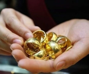 Mua lại chiếc nhẫn vàng của khách với giá hơn 27 triệu đồng, ông chủ tiệm kim hoàn phẫn uất khi phát hiện bên trong có 'chất lạ'