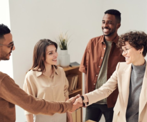 Mối quan hệ trong môi trường làm việc: Sự cân nhắc giữa sự thân thiết và chuyên nghiệp