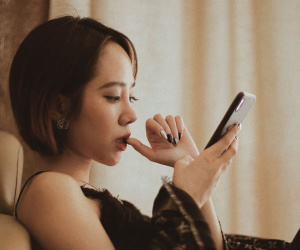 Đọc tin nhắn lạ trên điện thoại chồng, người phụ nữ nổi ghen và cái kết bất ngờ