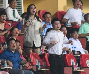 Hoa hậu Đỗ Mỹ Linh và chồng chủ tịch CLB Hà Nội ăn mừng hụt, nàng hậu biểu cảm cực dễ thương khi hiếm hoi xuất hiện ở SVĐ