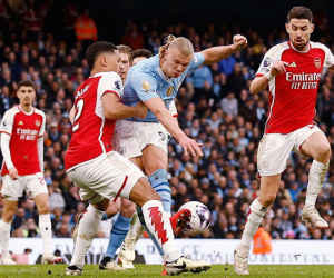 Arsenal cầm hòa Man City, Liverpool hưởng lợi