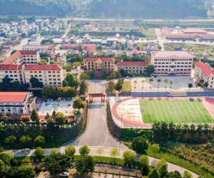 Vụ nữ sinh lớp 11 trường chuyên rơi từ tầng 5: Công an vào cuộc, trích xuất camera