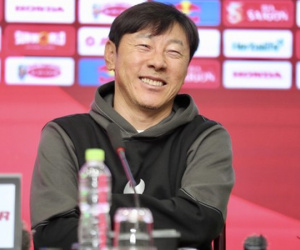 Chiều lòng HLV Shin Tae-yong, Indonesia hoãn giải VĐQG 1 tháng