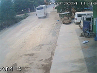 Thót tim tình huống hành khách vướng cửa tàu hỏa bị kéo lê