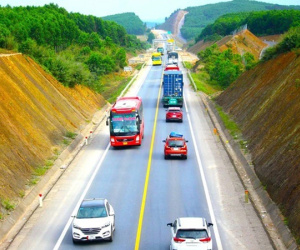 Chính thức cấm xe khách 30 chỗ, xe tải đi vào cao tốc Cam Lộ - La Sơn từ 4-4
